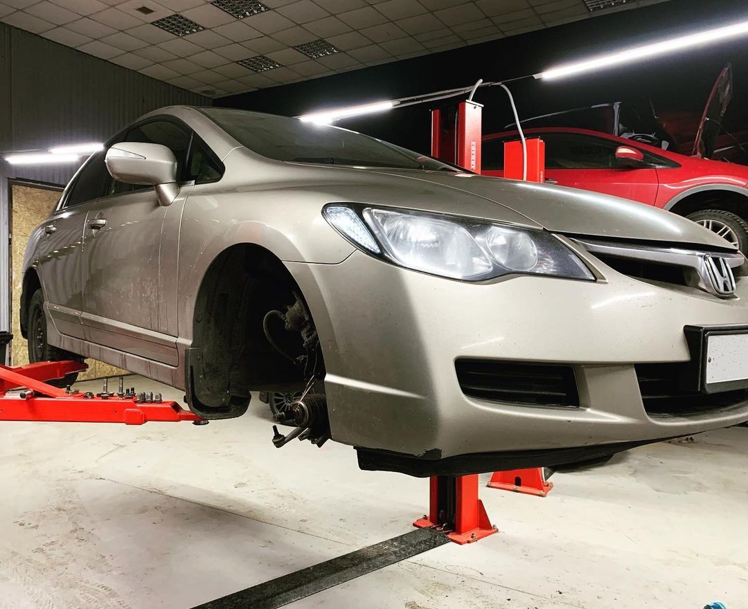 Хонда Цивик в сервисе на подъемнике
