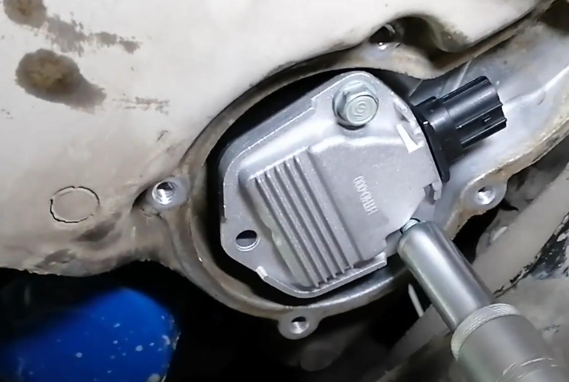 установка нового датчика уровня масла на  Хонду Цивик