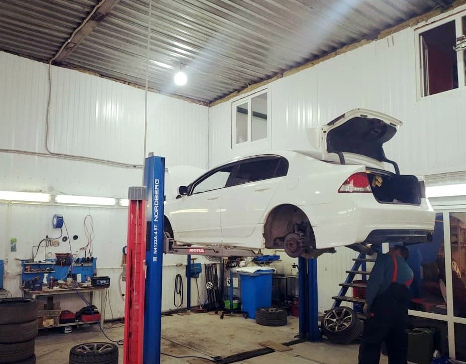 Хонда Цивик 4 Д на подъемнике