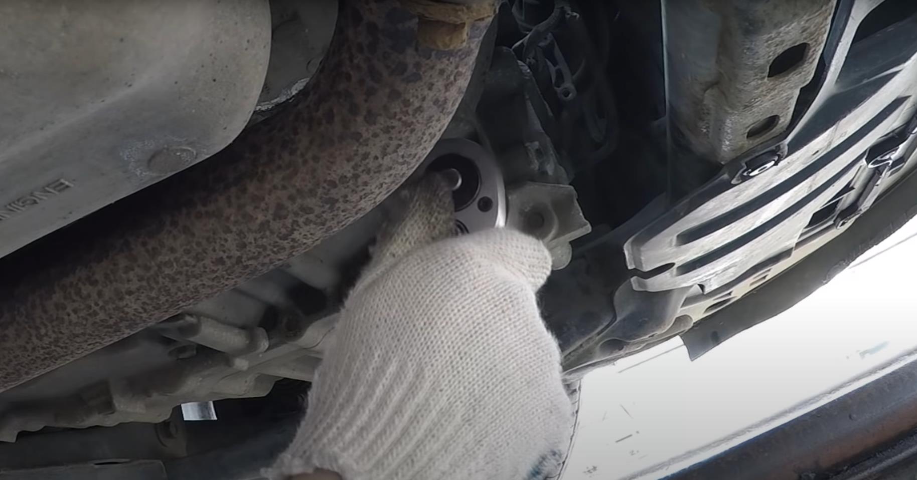 откручиваем пробку слива масла