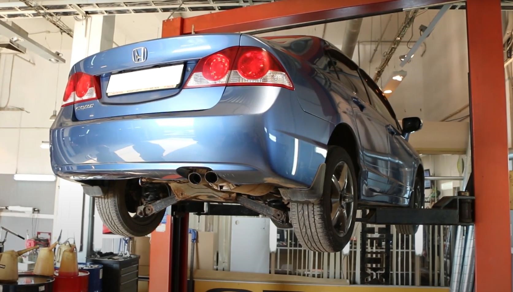 Хонда Цивик 4Д в сервисе на подъемнике