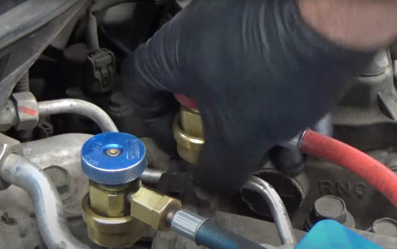 установка переходников для заправка кондиционера