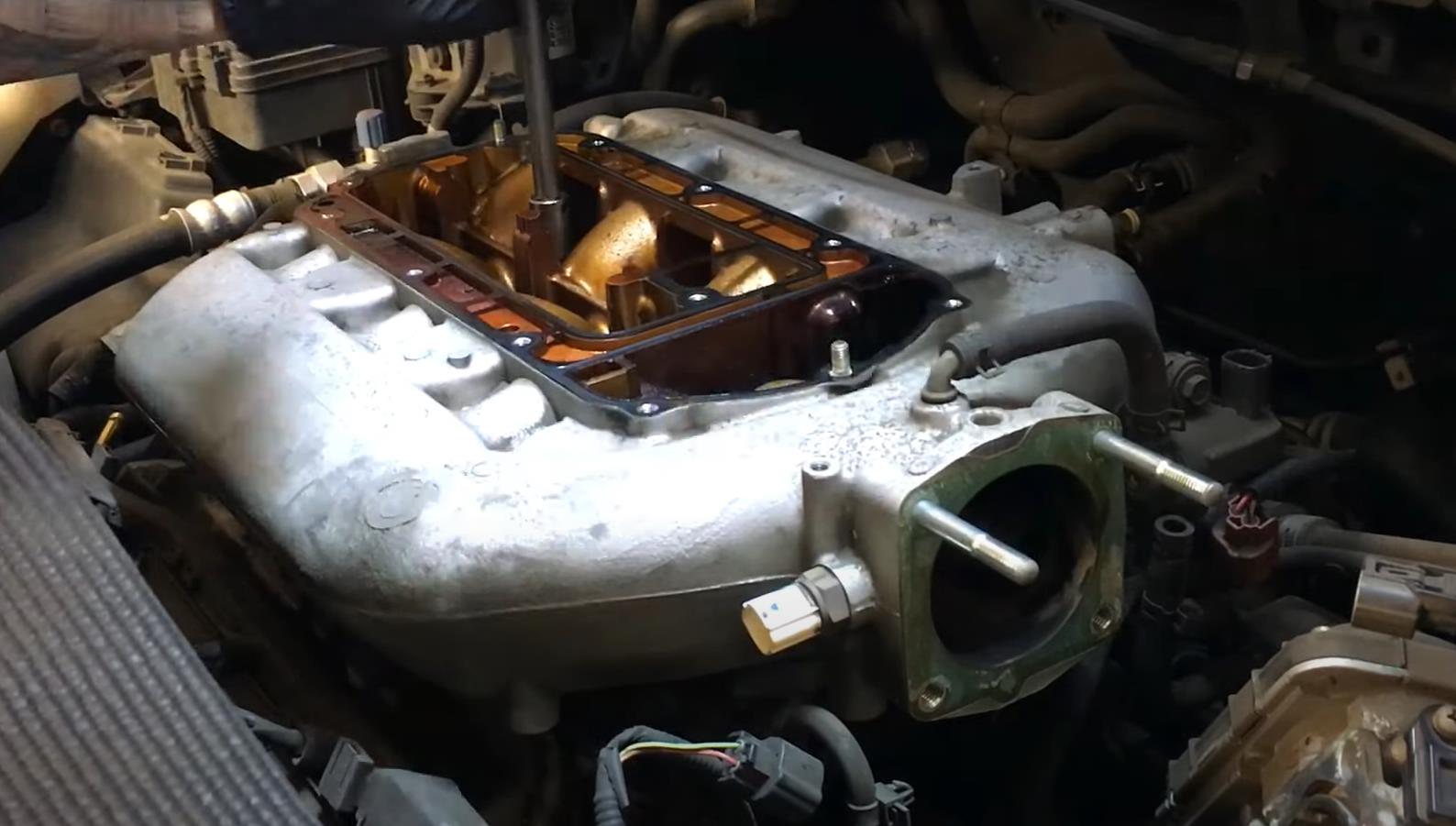 Демонтаж клапанной крышки