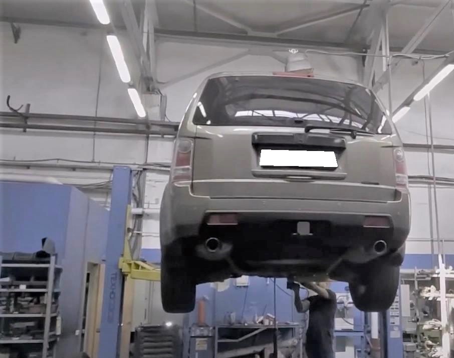 Хонда Пилот в сервисе на подъемнике