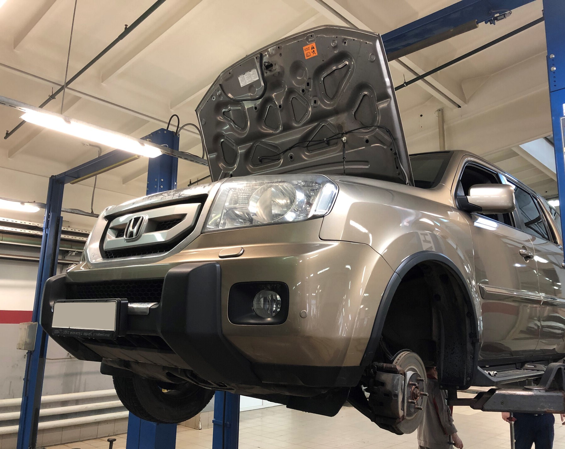 Хонда Пилот в сервисе на подъемнике