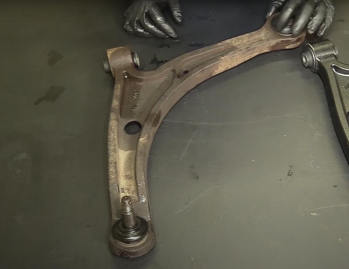 снятый передний рычаг
