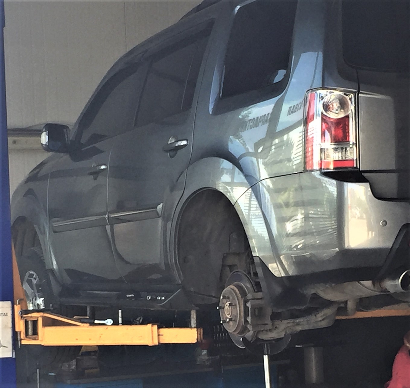 Хонда Пилот 2 в автосервисе не подъемнике