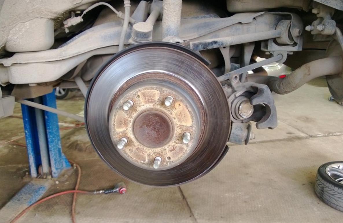 замена задних тормозных колодок Хонда Аккорд 8