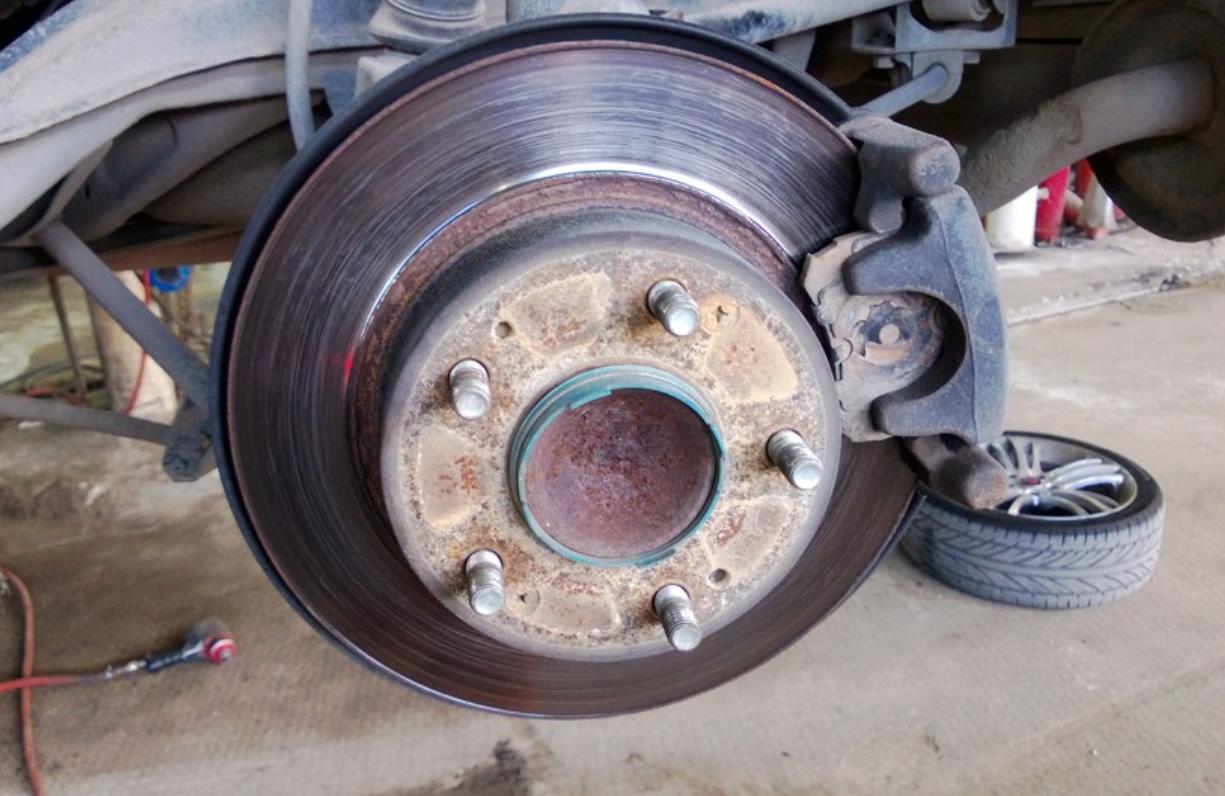 замена тормозных колодок Хонда Аккорд