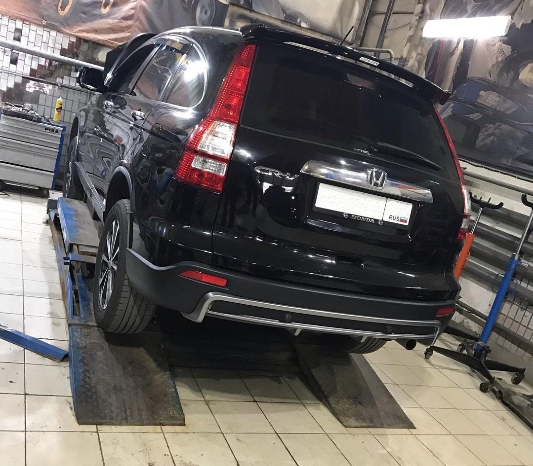 Черный Хонда СРВ в автосервисе на подъемнике