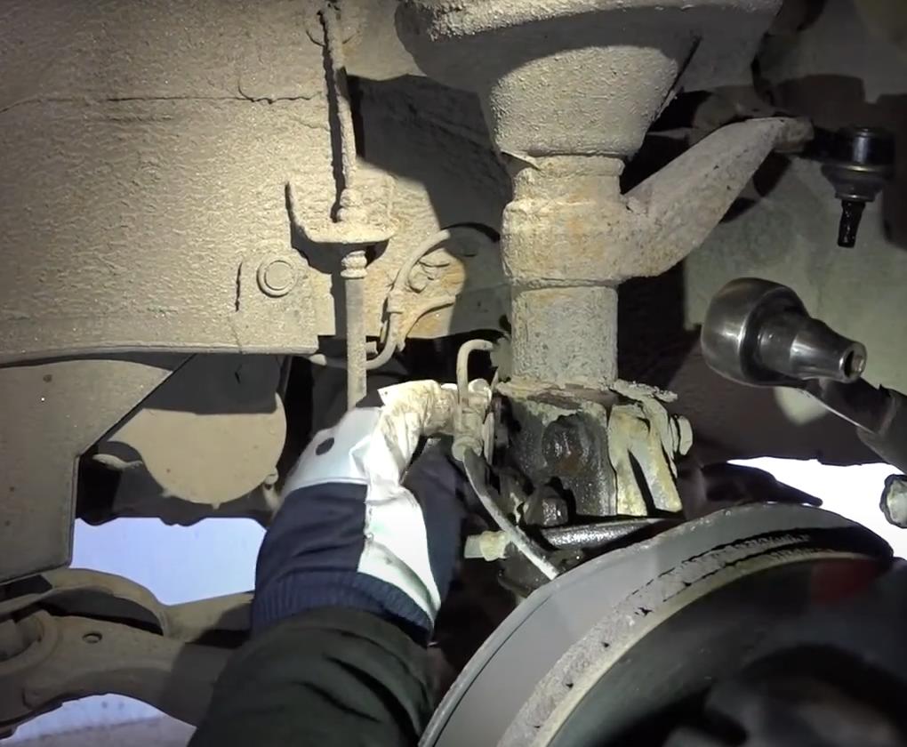 Демонтаж передней стойки амортизатора Хонда СРВ