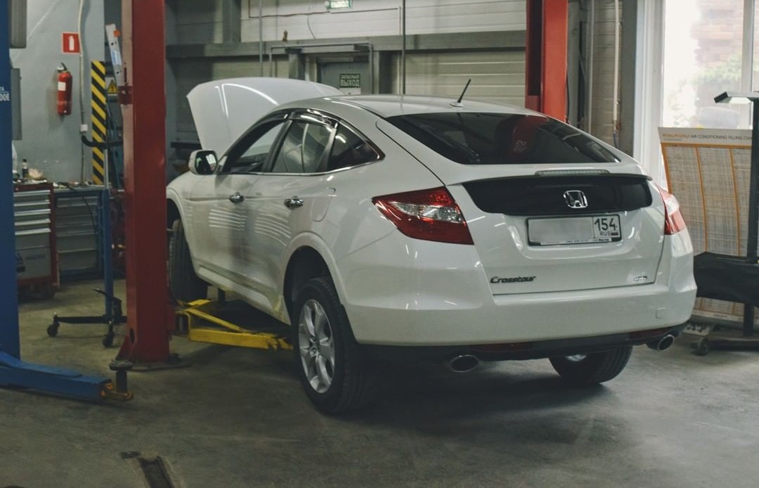 Хонда Кросстур в автосервисе