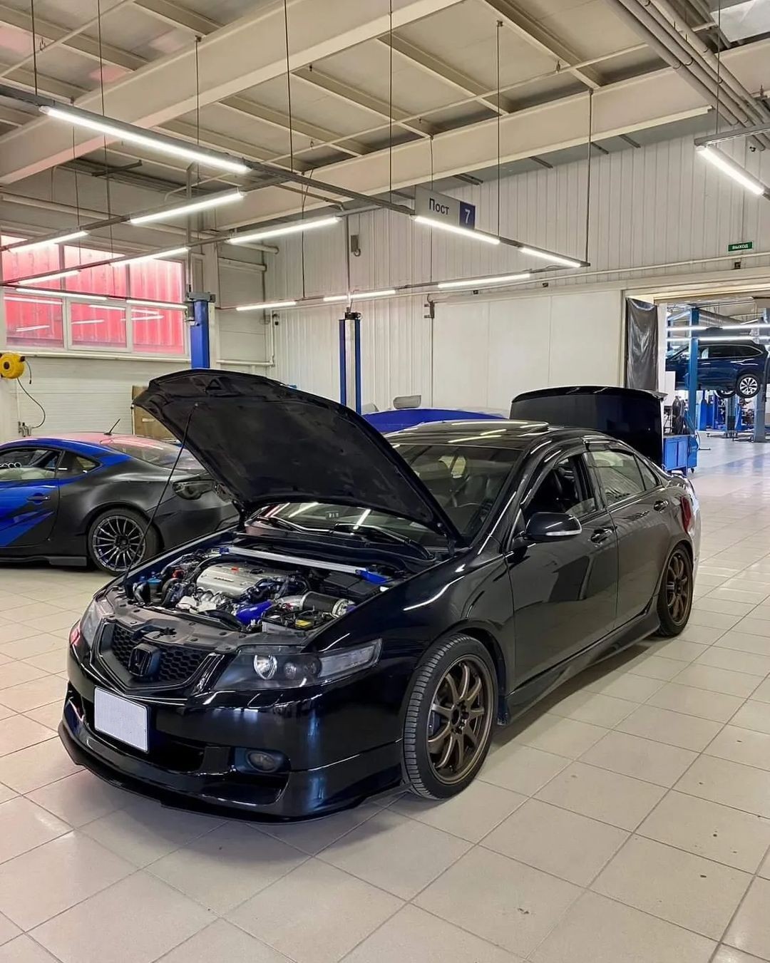 Хонда Аккорд 7 в сервисе с открытым капотом