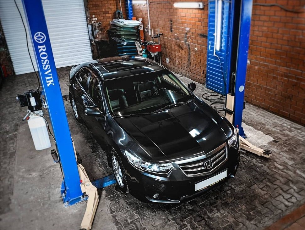 Хонда Аккорд в автосервисе на подъемнике