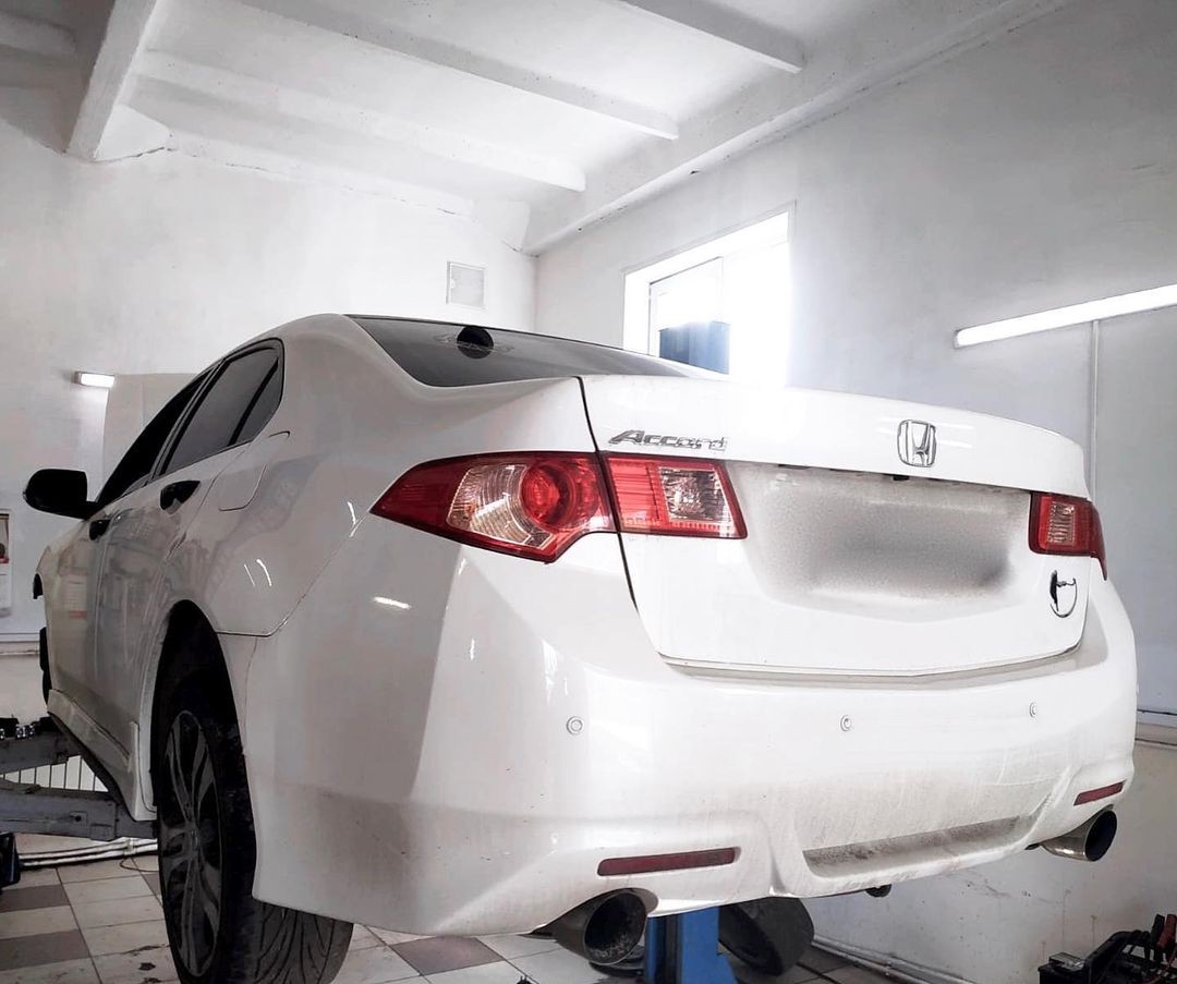 Белая Хонда в автосервисе