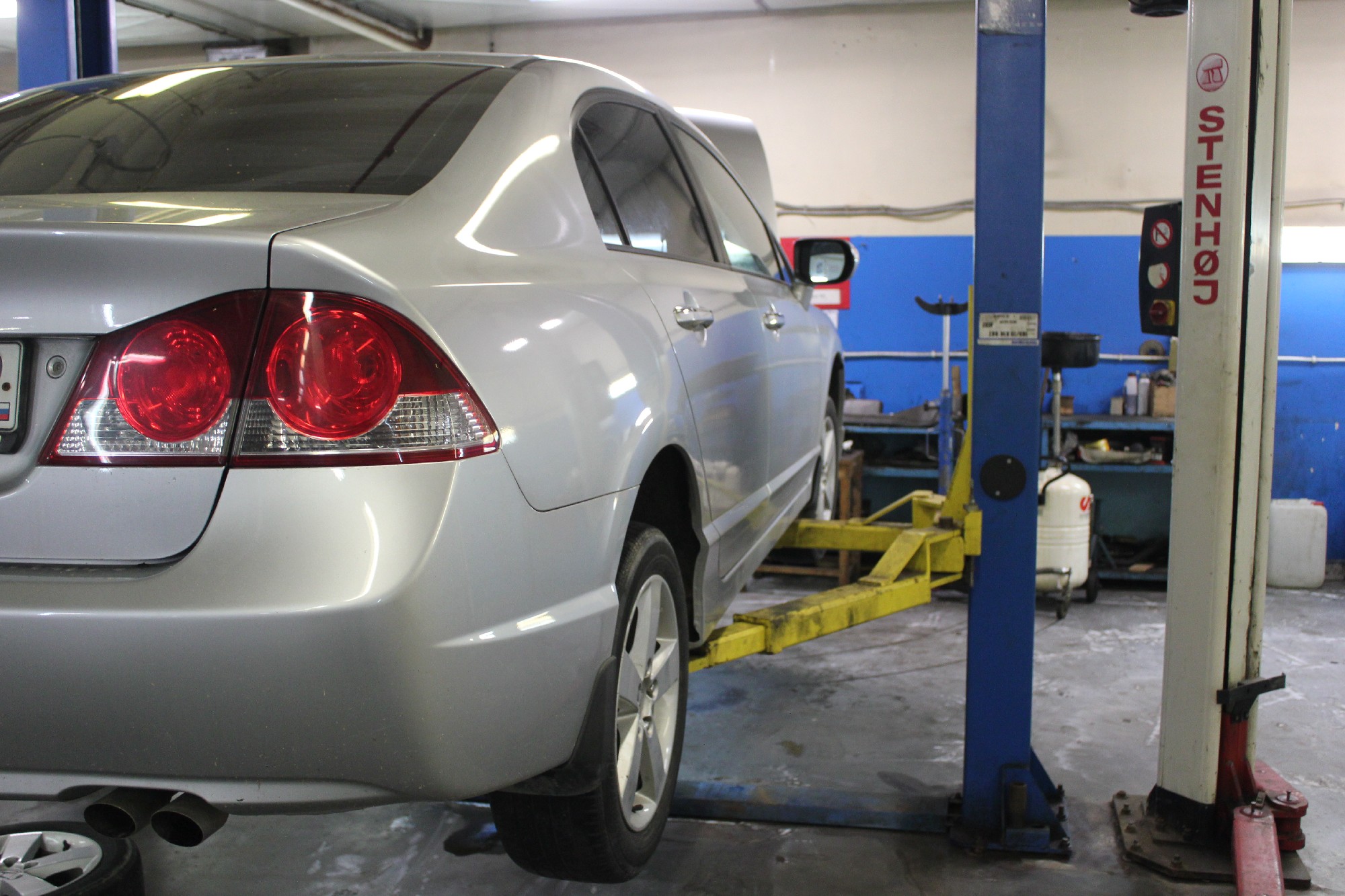 Хонда Цивик в автосервисе на подъемнике