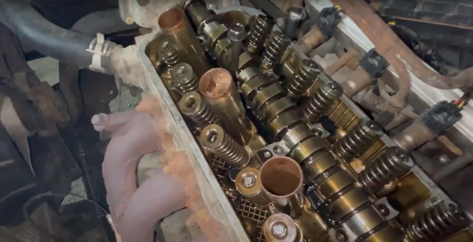 двигатель Хонды с снятой клапанной крышкой