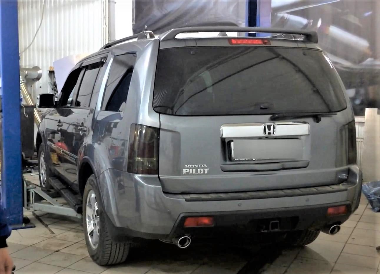 Хонда Пилот  в автосервисе на подъемнике