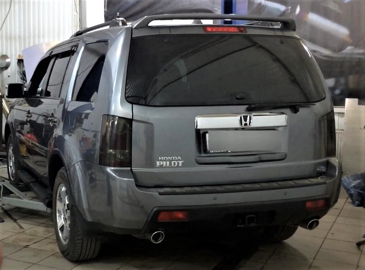 Хонда Пилот  в автосервисе на подъемнике