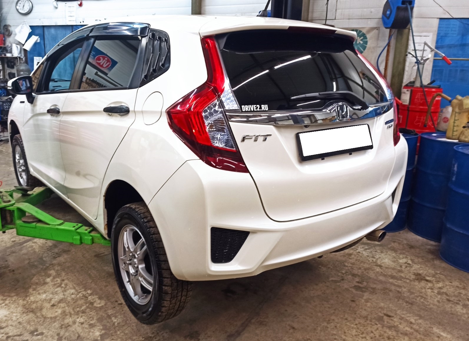 Хонда Фит в автосервисе на подъемнике