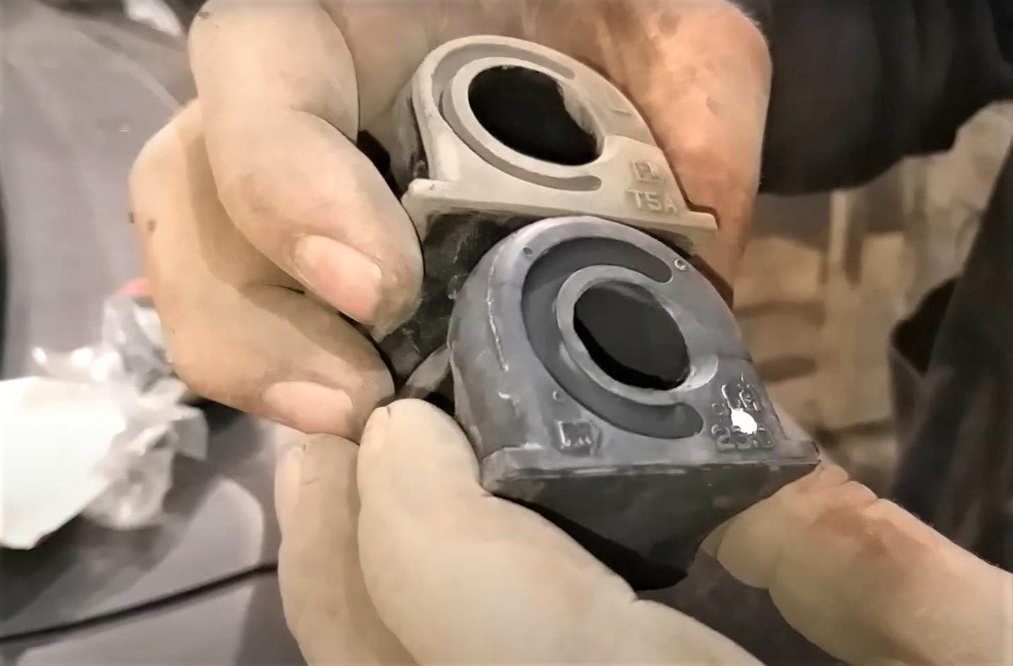 старая и новая втулки стабилизатора Хонда Фит