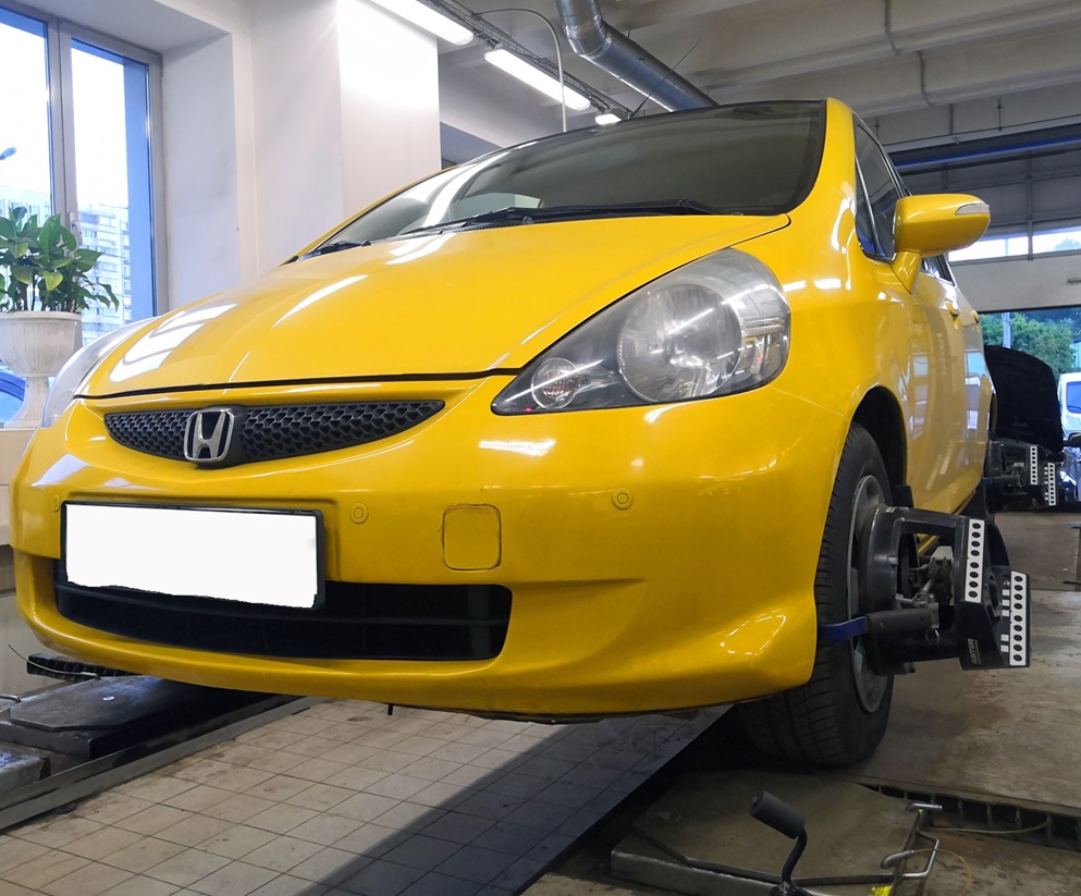 Подготовка Хонда Джаз для ремонта рулевой рейки