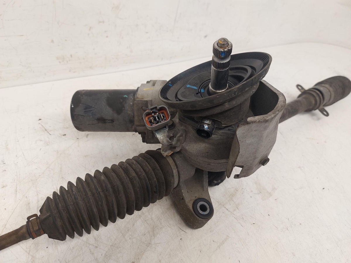 Демонтированная рулевая рейка