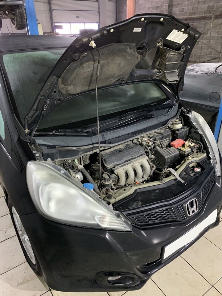 Подготовка Хонда Джаз к замене моторного масла