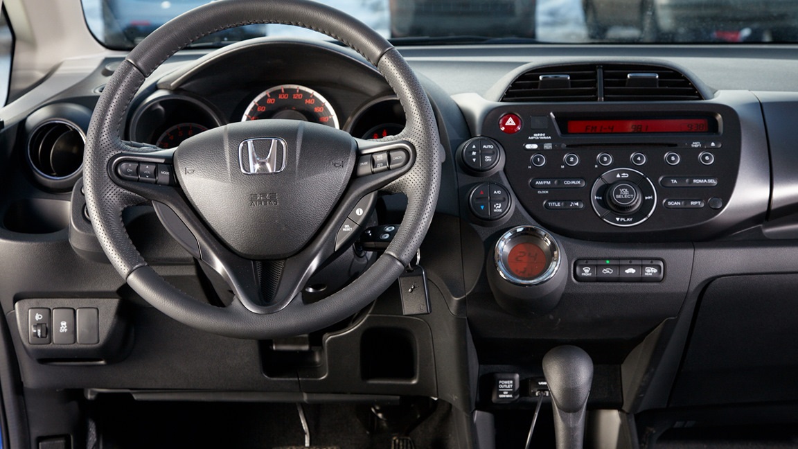 Подготовка Хонда Джаз к замене моторчика отопителя