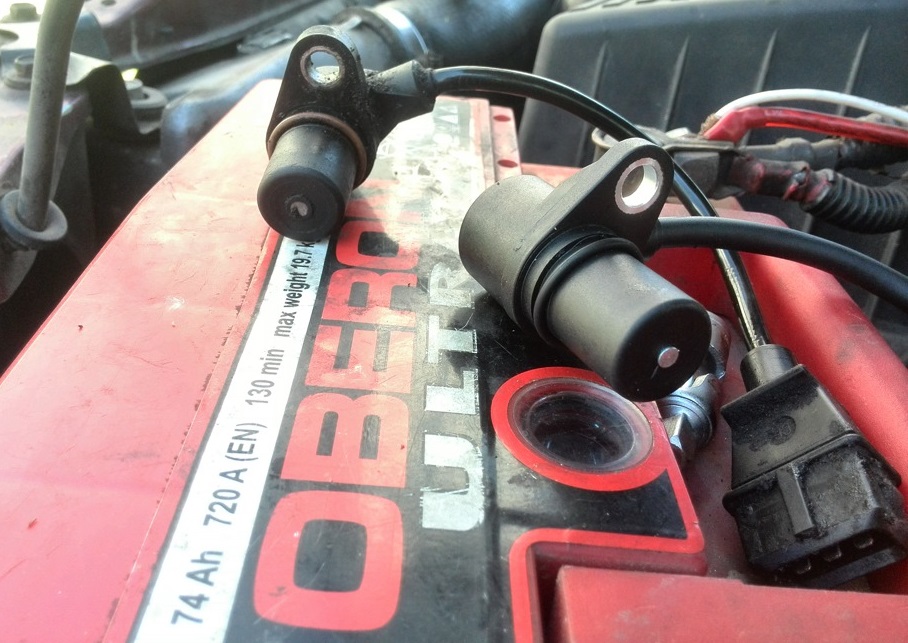 Снятые датчики коленвала