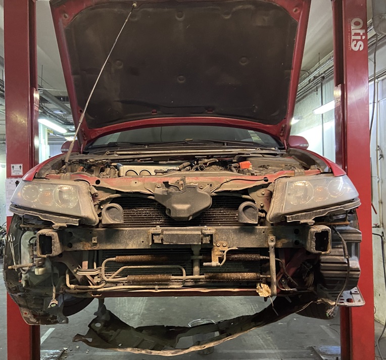 Хонда Аккорд разобран для замены радиатора кондиционера