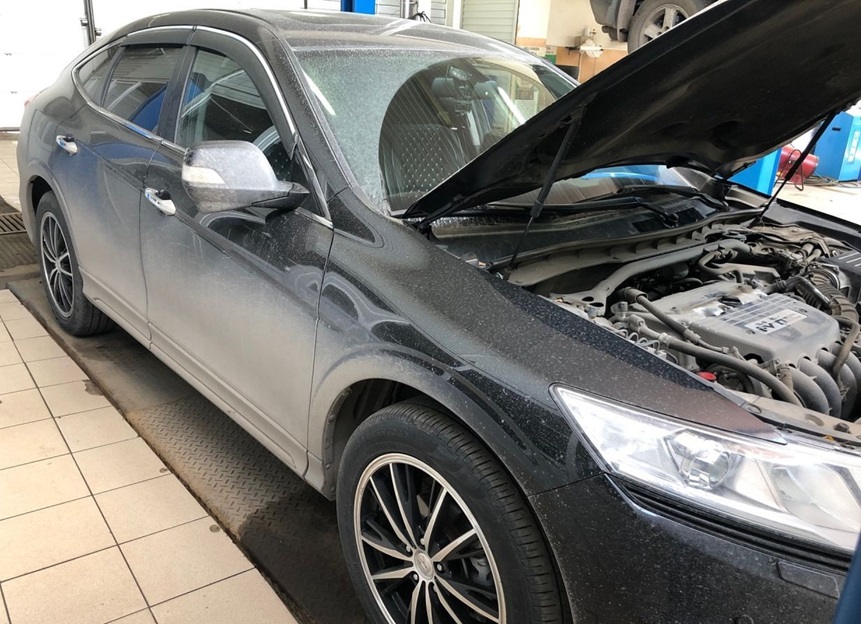 Хонда Кросстур в процессе замены радиатора охлаждения