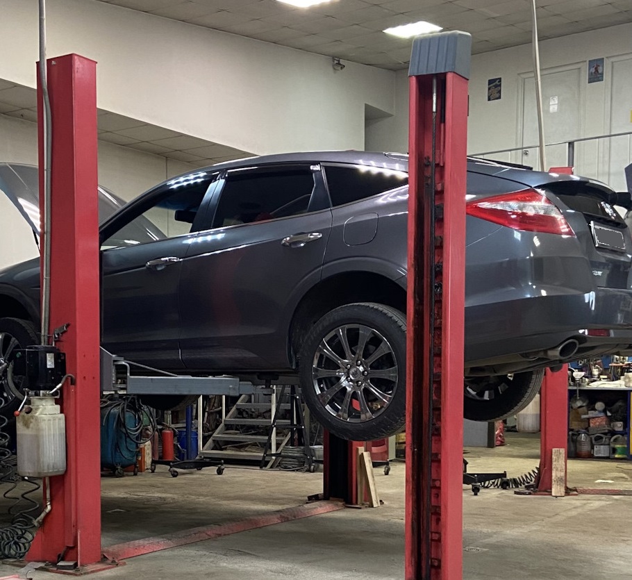 Хонда Кросстур в процессе замены стоек стабилизатора