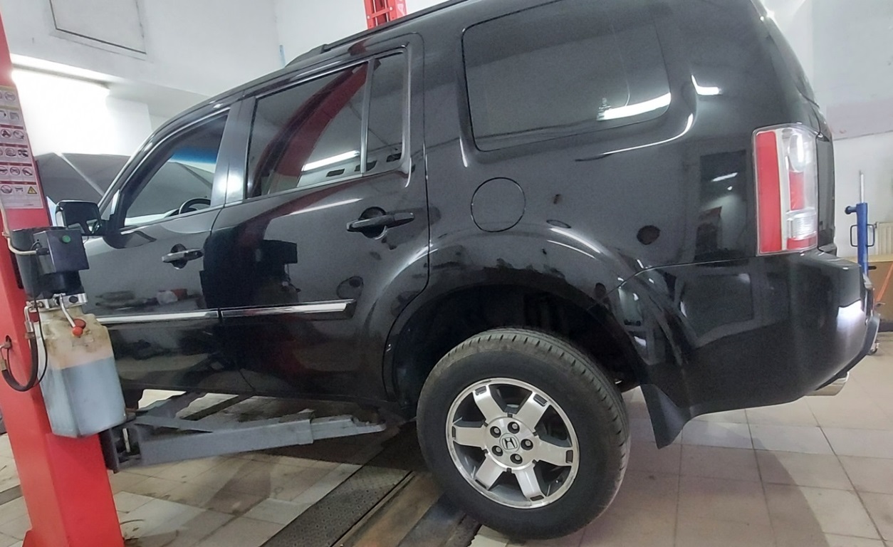 Хонда Пилот в процессе замены переднего сальника коленвала