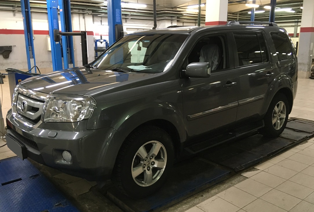Хонда Пилот в процессе замены рычага