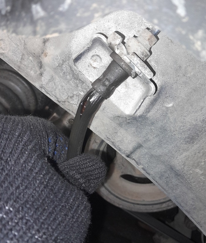 Этот тормозной шланг нуждается в срочной замене