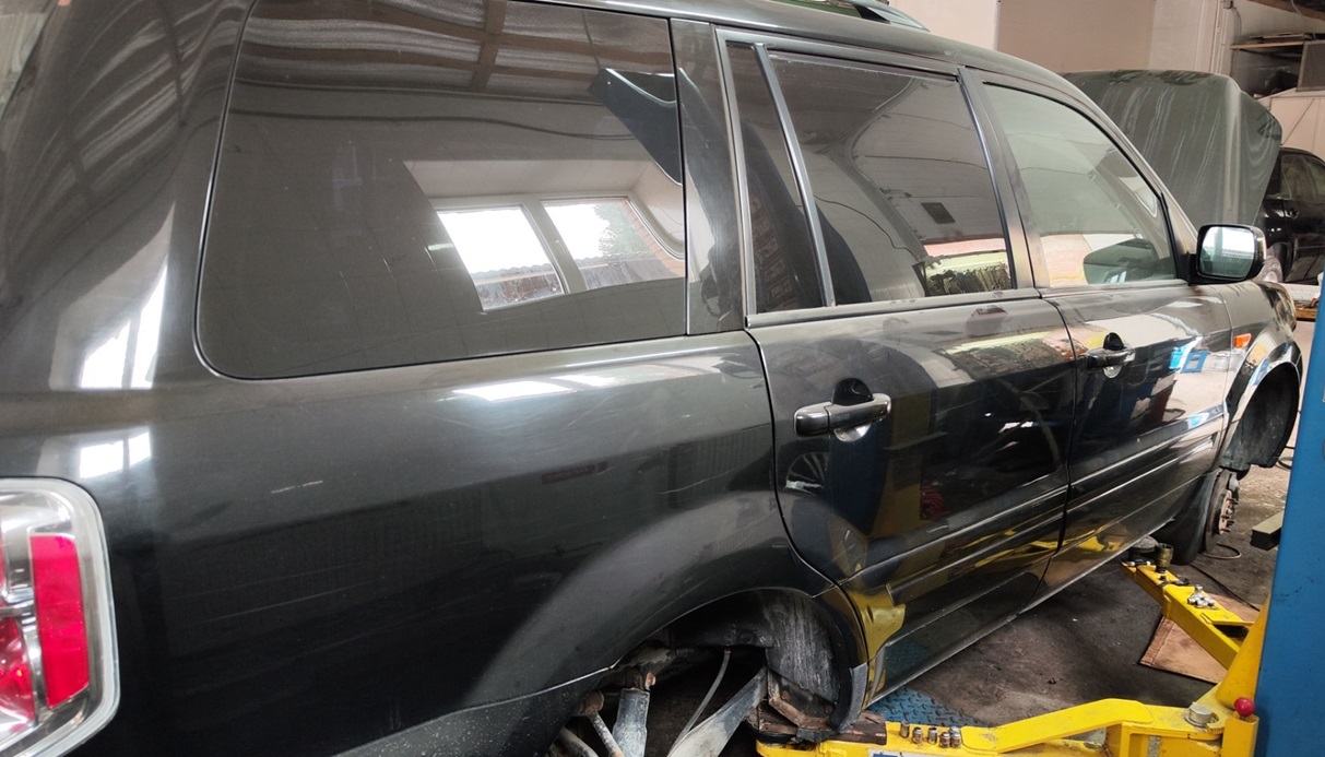 Хонда Пилот в процессе замены пружин