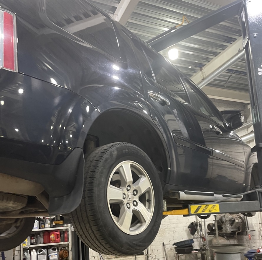 Хонда Пилот в процессе замены стоек стабилизатора