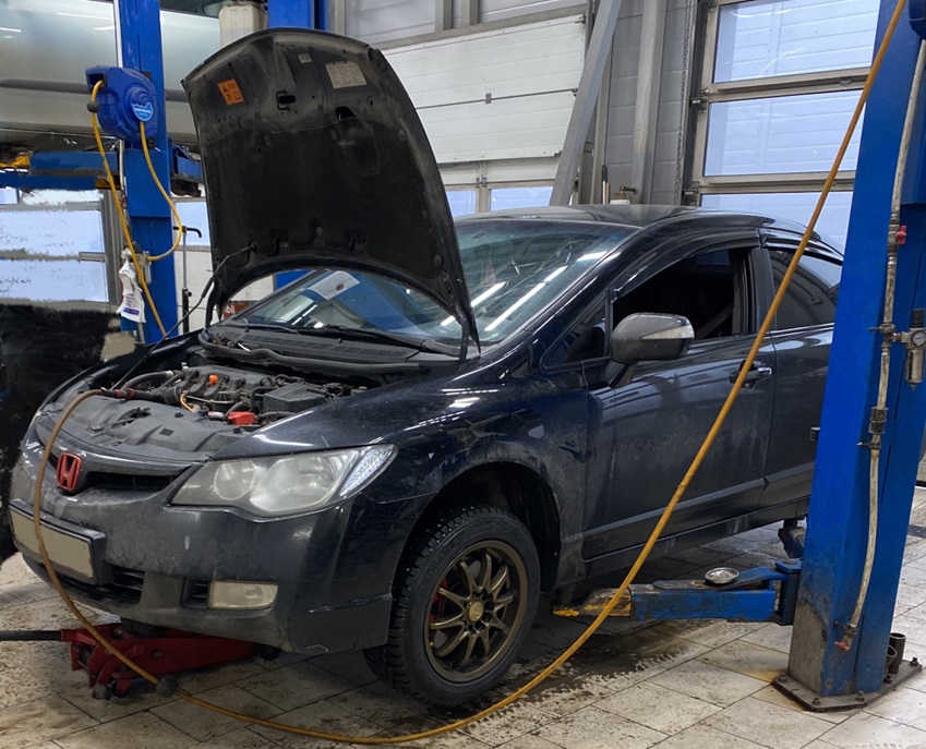 Хонда Цивик готовится к промывке радиатора