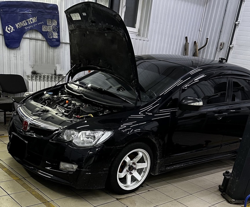 Хонда Цивик в процессе замены датчика коленвала