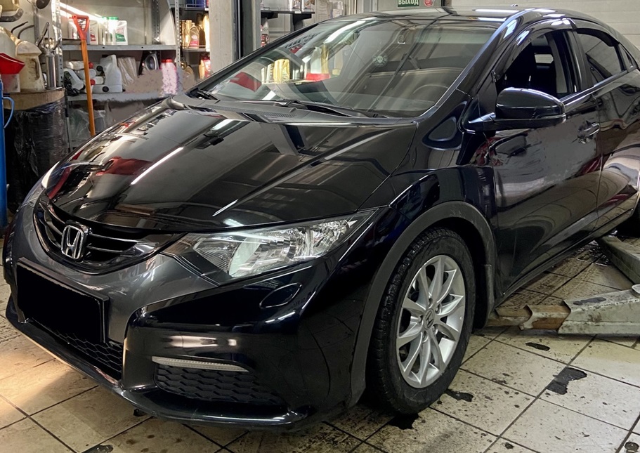 Хонда Цивик в сервисе для замены масляного насоса