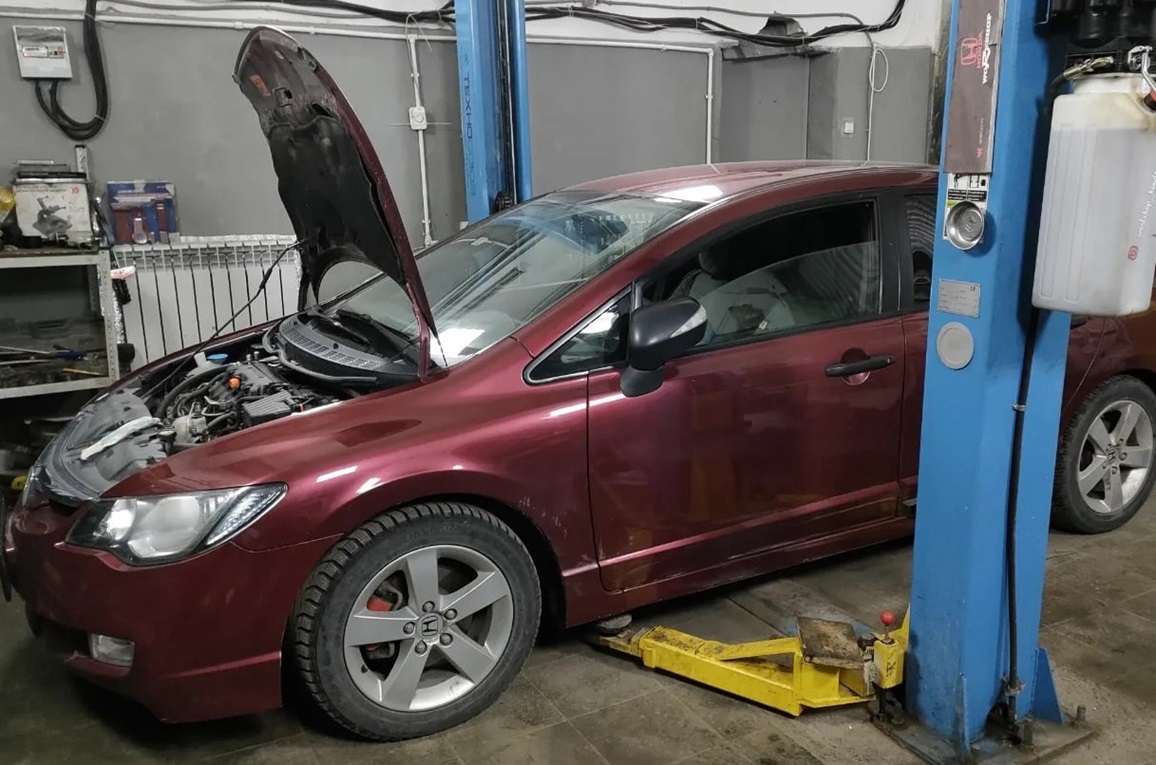 Хонда Цивик в сервисе для замены переднего сальника коленвала