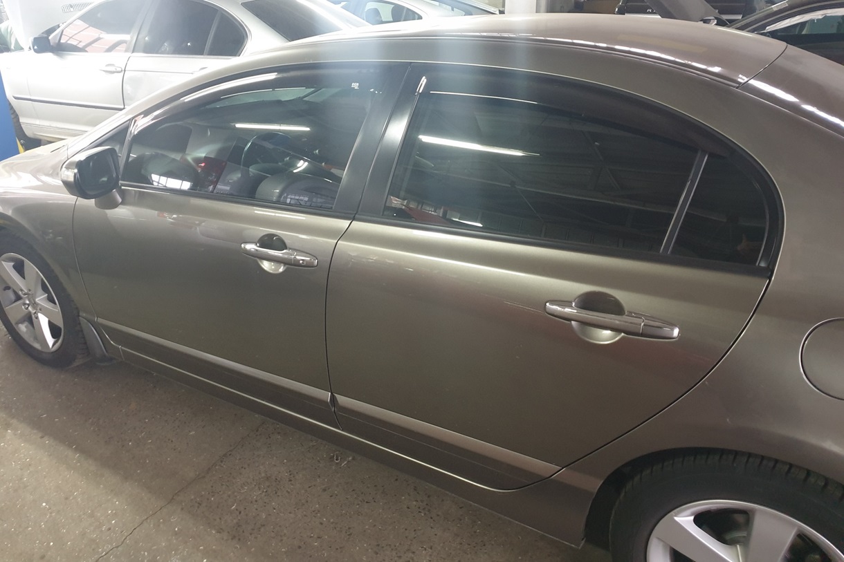 Хонда Цивик в сервисе для замены стеклоподъемника