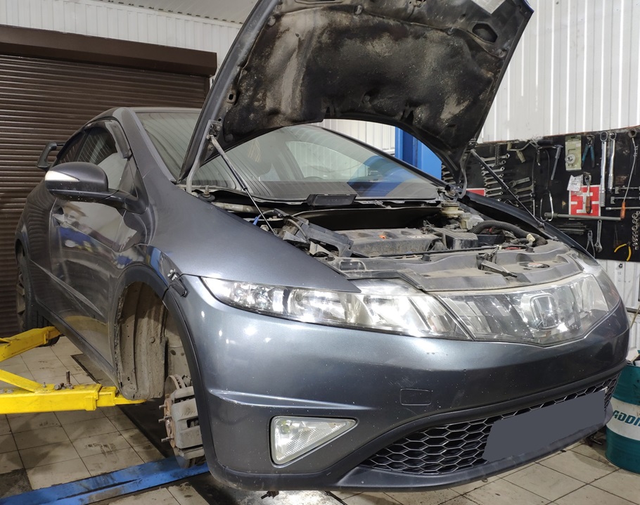 Хонда Цивик в процессе замены суппортов