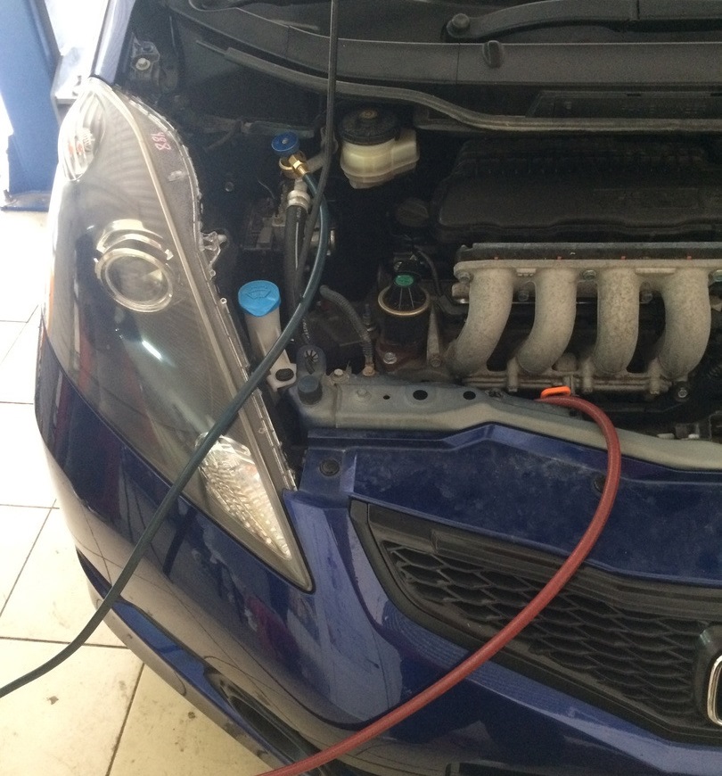 Хонда Фит в процессе вакуумирования кондиционера