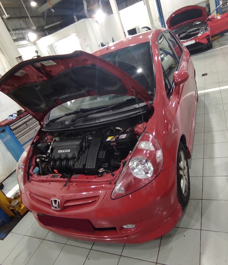 Хонда Фит в процессе ремонта двигателя