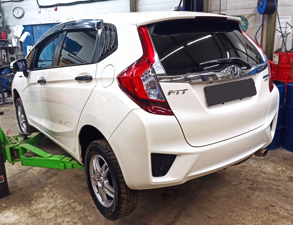 Хонда Фит в процессе замены амортизаторов