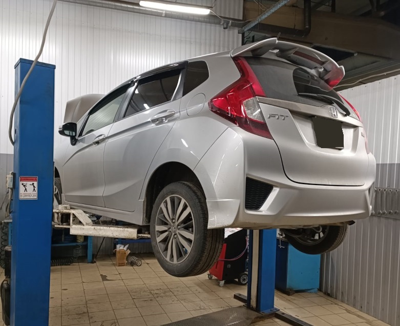 Хонда Фит в процессе замены нижнего лямбда-зонда