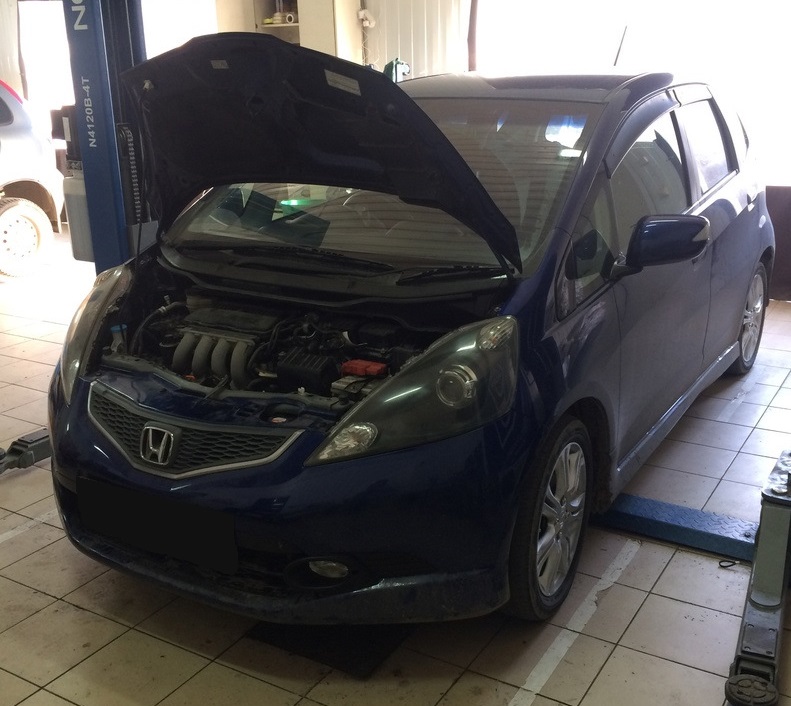 Хонда Фит в процессе замены масла АКПП