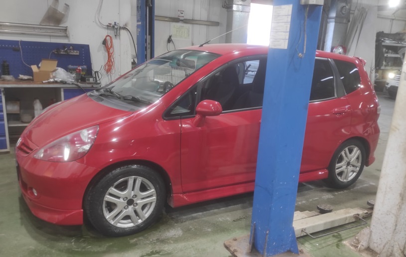 Хонда Фит готовится к замене радиатора печки